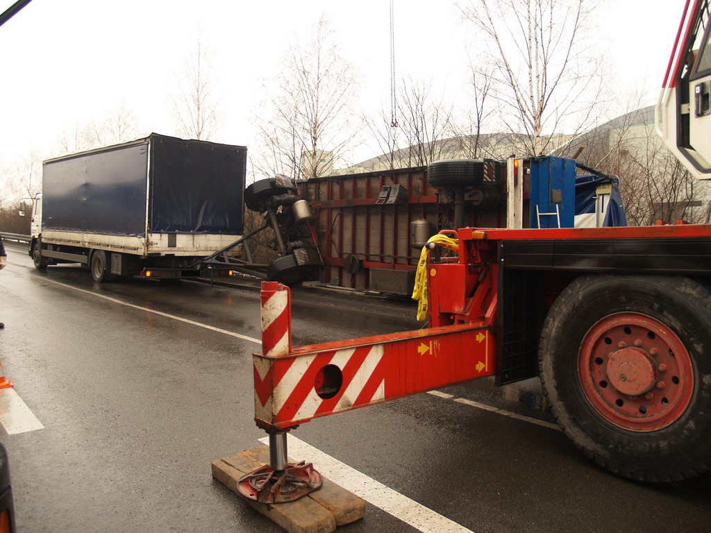 LKW Anhaenger umgekippt Koeln Niehl Geestemuenderstr Industriestr P34.JPG